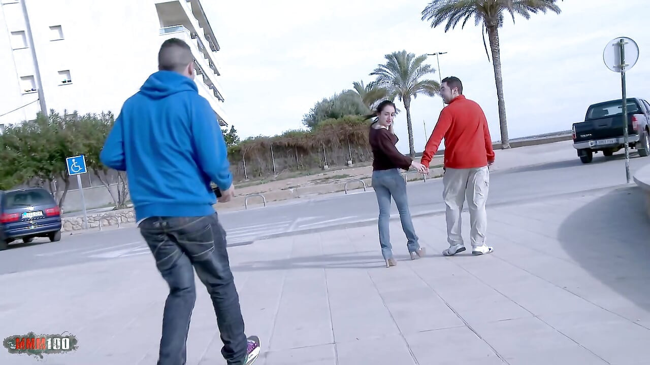 İspanyol hatun Vania Flores sakso ve gırtlağına kadar alıyor - amatör sert boşalma