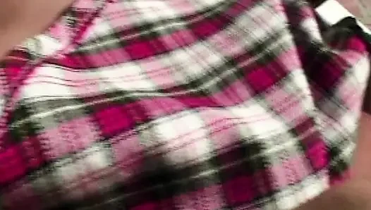 Blonde Schönheit masturbiert im Freien