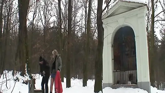 Pirang muda yang cantik meniduri kakeknya di salju