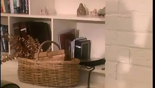 Babydoll pirang semok mengisap kontol pria lalu membungkuk untuk ngentot gaya doggy