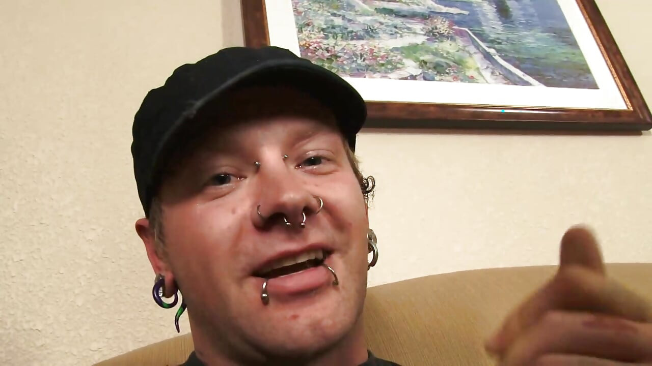 Красива дівчина в панк-стилі приймає великий член у своє м'яке тіло