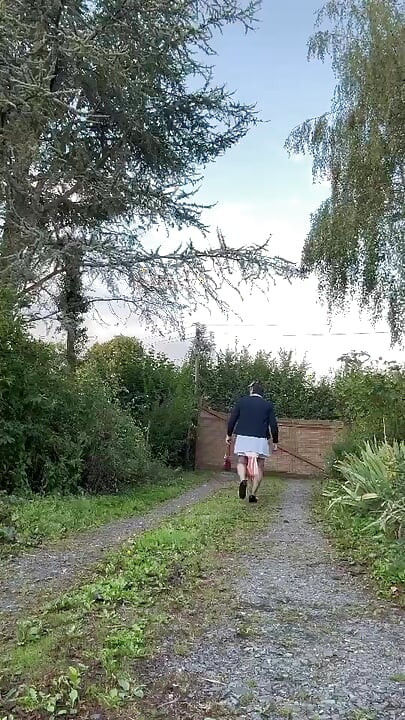 V oblečení s malými modrými a černými školními šaty na večer.