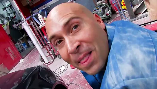 İki muhteşem hatun bir oto tamircisi tarafından sikiliyor