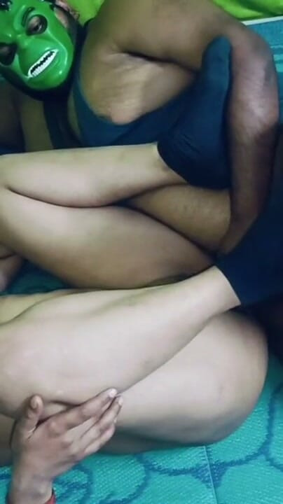 Sauteli mammi apne sautele bete ke saath bistar saajha karti hai aur bahut kaamuk apne sautele bete ko apne vyabhichaari pati ko chodne deti hai aur patni ko sautele bete ke saath saajha karti hai | klip 1
