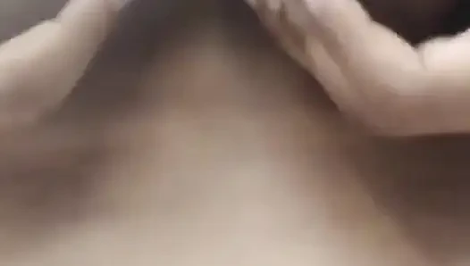Mahasiswi indonesia dengan memek aduhai lagi asik muasin memek dan toket besarnya