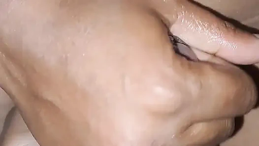 Adikku lagi asik pulang dari pesta ulang tahun