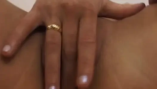 Blondes schätzchen aus deutschland ist hier, um mit ihren perfekten löchern zu spielen