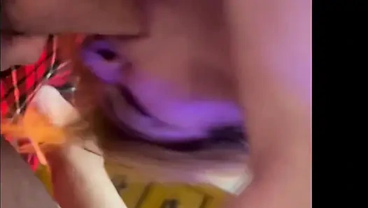 Üvey babaya sakso çekiyor ve yumruklanıyor