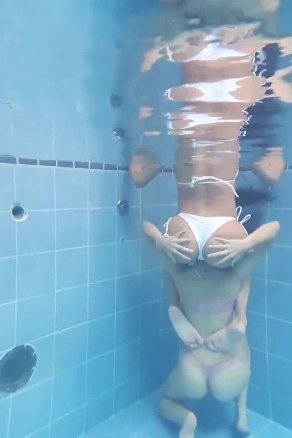 Control Extreme Underwater - the Perfect Ass Squizing