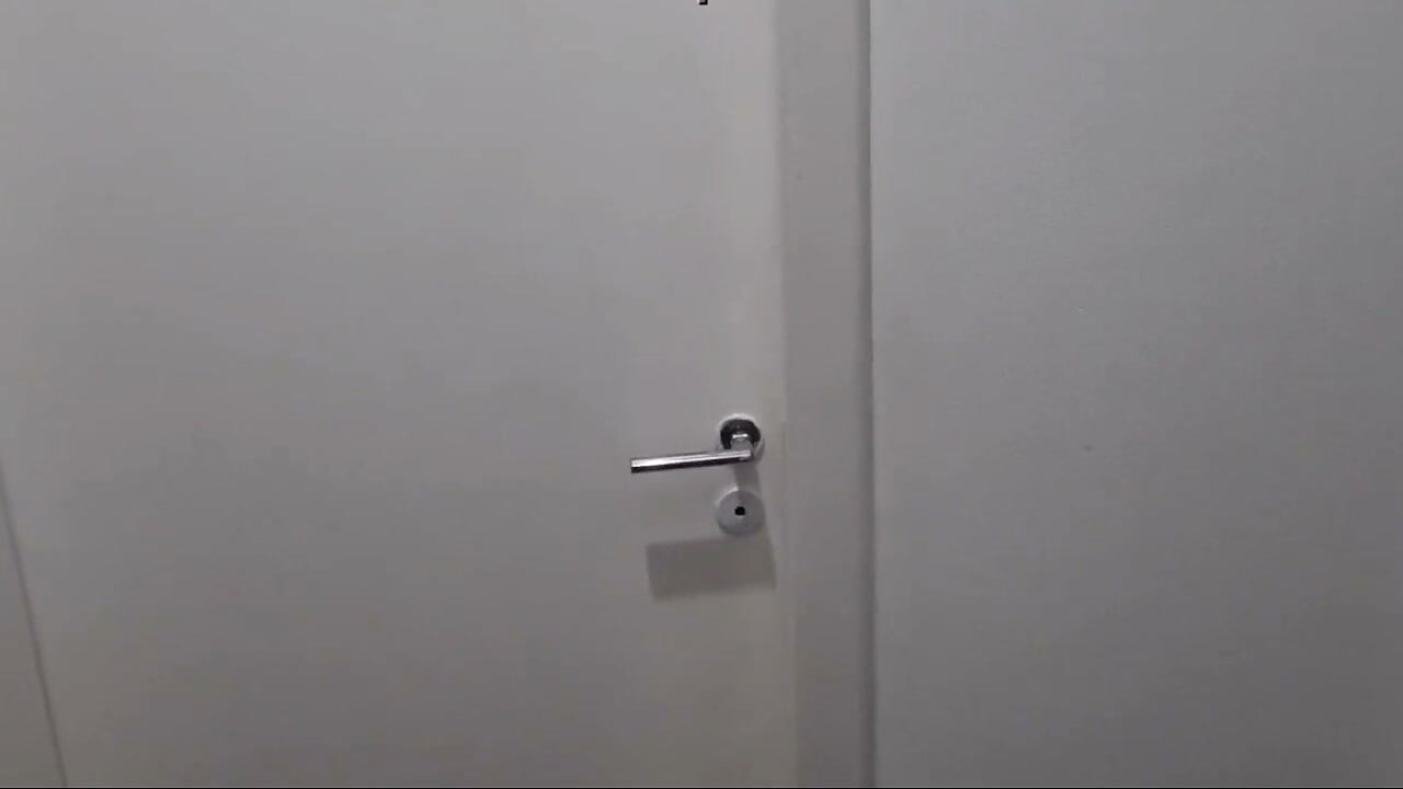 風呂場で継母を捕まえた