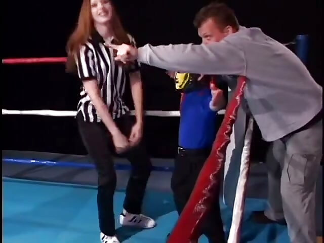 Luptătoarea pitică este futută și călărită de gagica brunetă