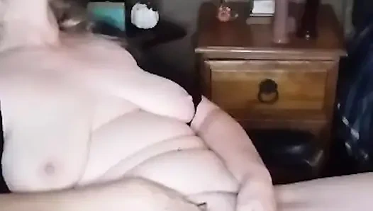 Bu seksi iri güzel kadın için ateşli bir orgazm! Seksi orta yaşlı seksi iri güzel kadın küçük bir dans ediyor ve sonra sikişiyor!