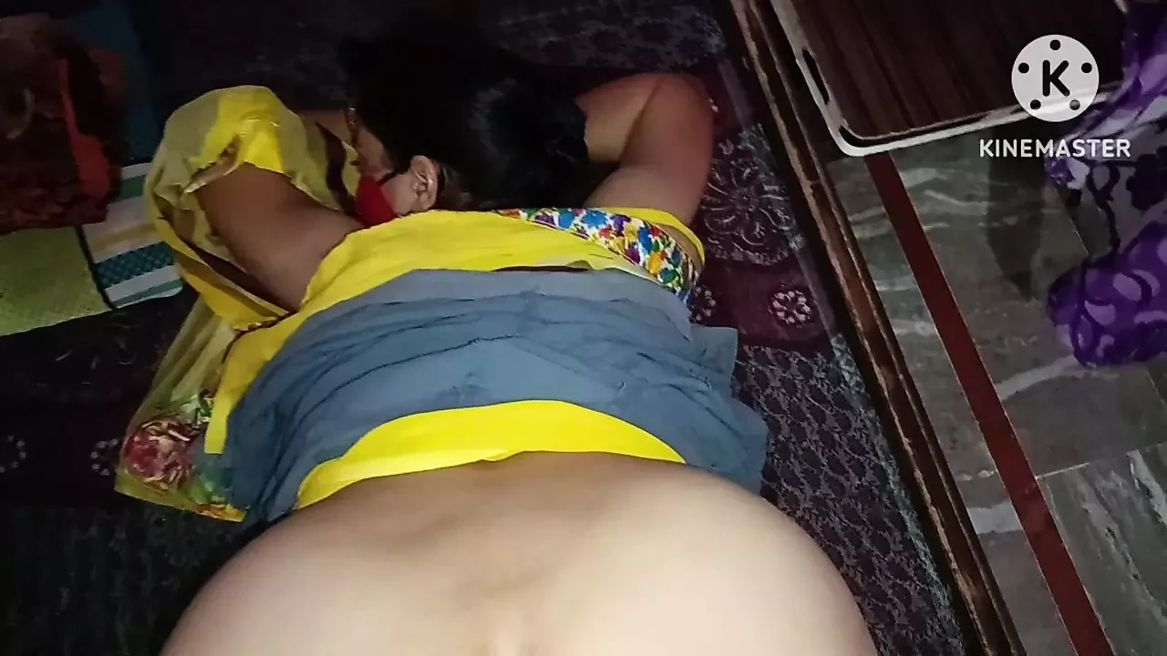 भारतीय देसी भाभी अपने प्रेमी के साथ डॉगी स्टाइल में चुदाई कर रही है