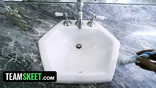 Winzige rothaarige madi Collins masturbiert mit zahnbürste