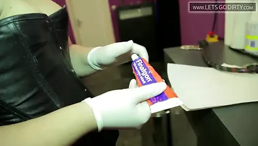Azgın adam elleri ve bacakları bağlıyken işkence ediliyor