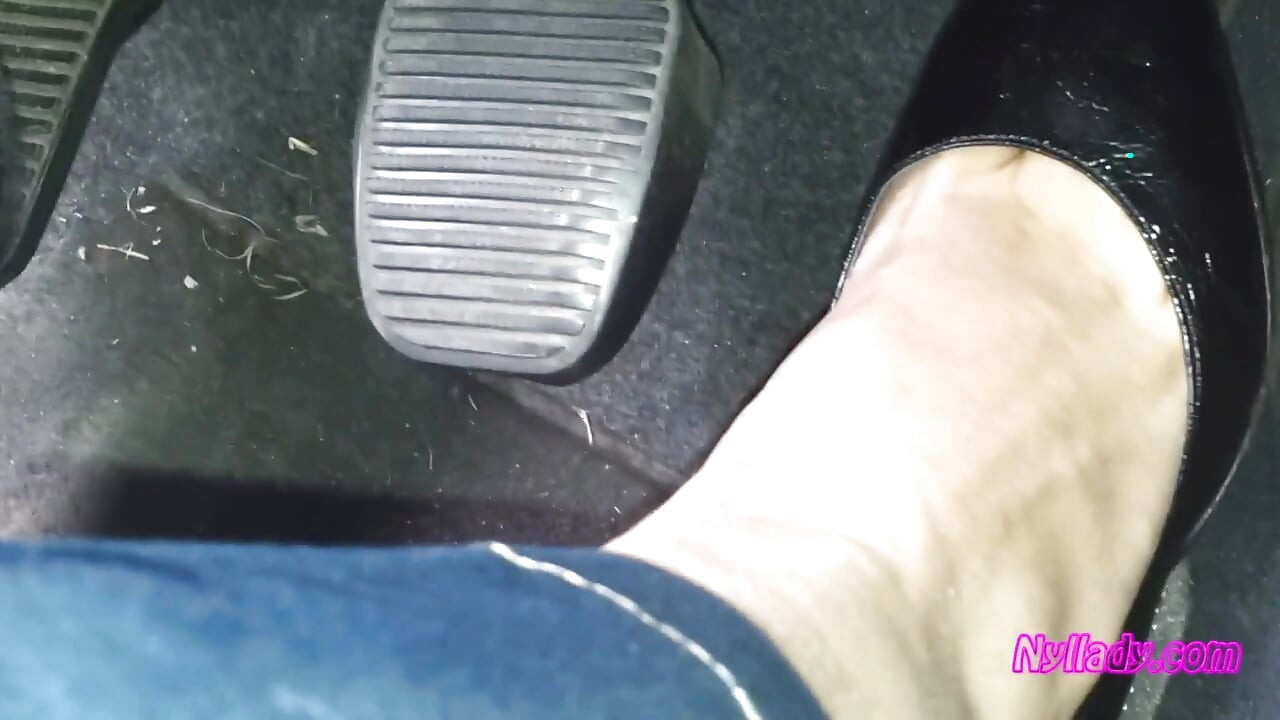 Lái xe và revving trong máy bơm màu đen trên chân trần