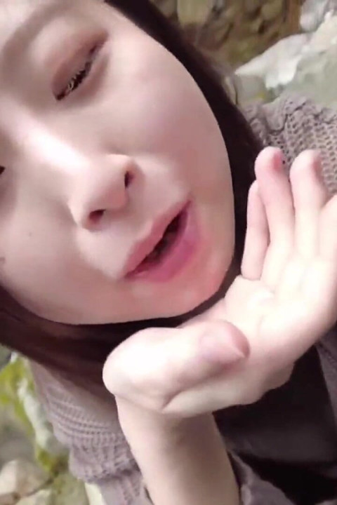 스포트라이트를 둘러싸고 있습니다. 모든 시선을 갈망하는 사무실 여자 1부