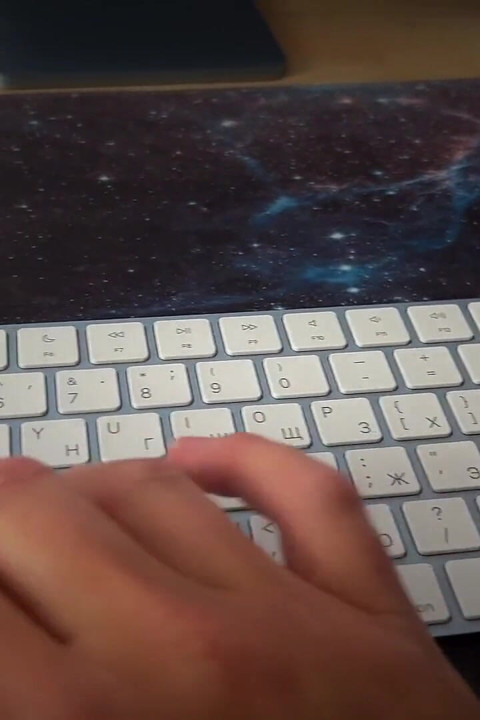 Boğazına sert bir şekilde vurulduğunda ve yüzüne boşaldığında baskın olmayı ve kirli konuşmayı seviyor