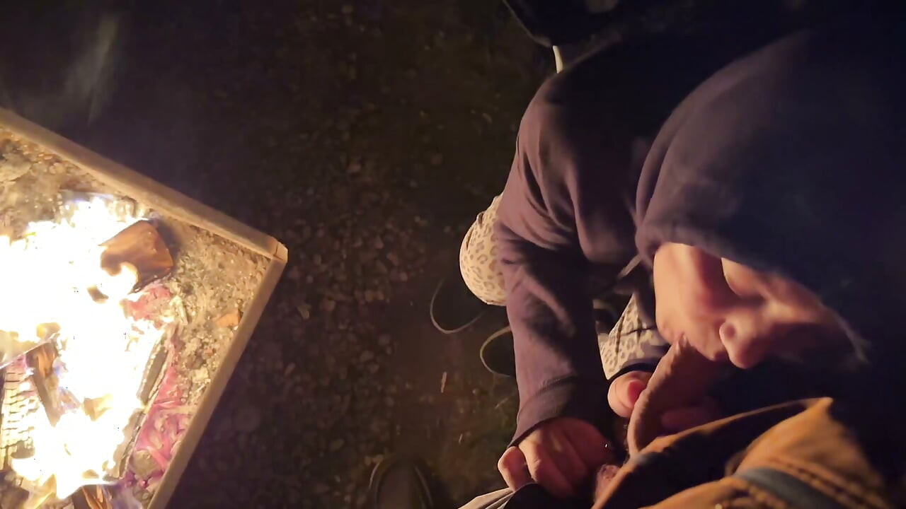 Ehefrau erwischt beim masturbieren auf der öffentlichen toilette, dann am lagerfeuer gefickt