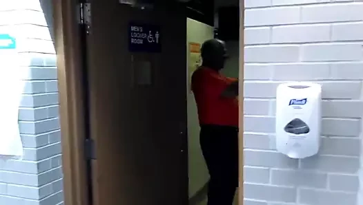 MADURO EN SLIPS EN OFICINA