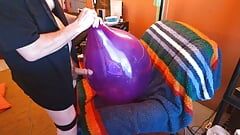 96) Un gros ballon rond gonflé par son papa - balloonbanger