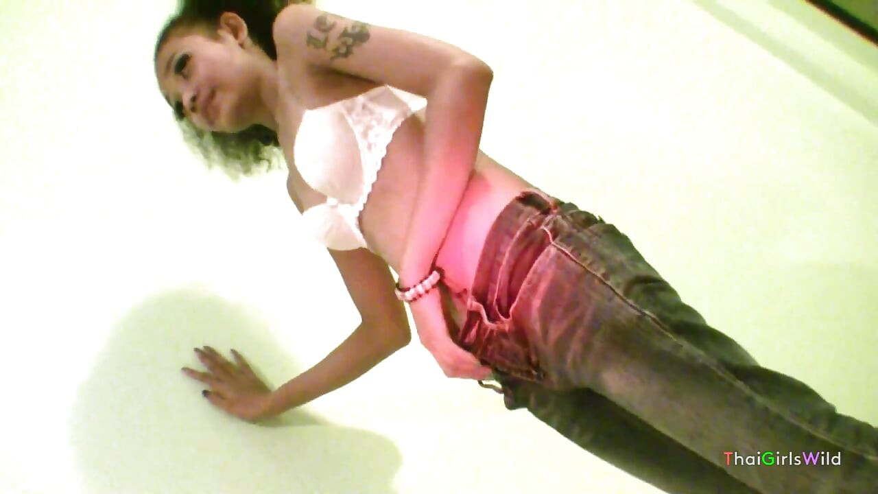 Awek Thailand kurus dikongkek dan dipenuhi dengan air mani