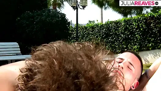 Они особенно любят трахаться у бассейна в отпуске