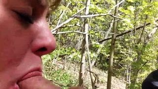 Traindo a puta casada fode na floresta