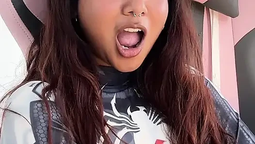 Küçük desi kız mia z mastürbasyon yapıyor ve hentai'ye tepki veriyor