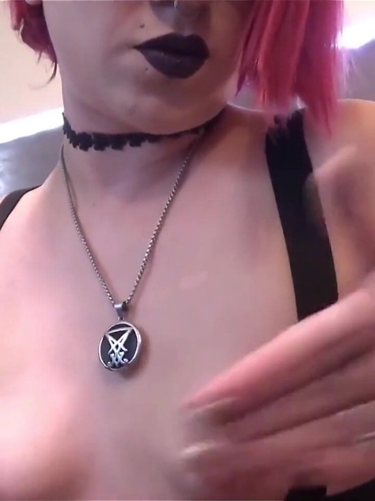 Goth dziwka uwielbia cycki grać