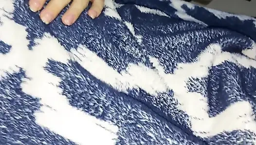 Трогаю мою сводную сестру опускается вниз по простыням