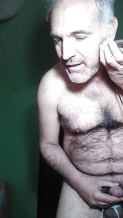 나는 여자를 호출, 나는 그녀에게 이야기하는 동안 나는 내 운동화의 레이스에 묶여 내 공으로 내 자지를 스트로크.