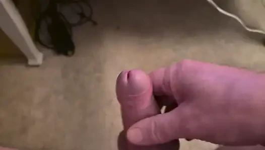Arkadaşım sandalyeye oturuyor ve video izlerken yarağını sıvazlıyor