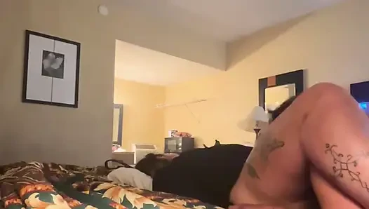 Pelacur pantat montok melayani ayah kontol besarnya, sepong kontol, jilat memek dan gaya doggy