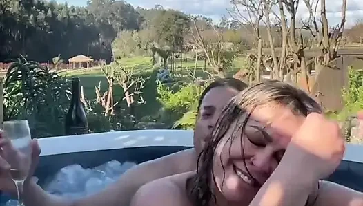 Outdoor-sex Mit Einer Heißen Blonden MILF in Einem Whirlpool - Whirlpool