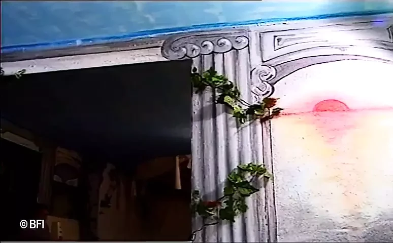 Hermosas chicas jugando con látigo