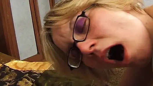 Татуированную милфу из Франции проникли в анал и покрыли спермой