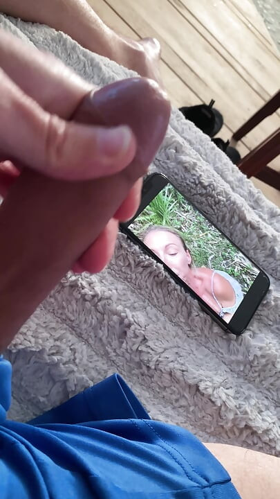 Ich streichcke meinen fleischstäbchen und beobachte, wie meine ehefrau blowjob gibt