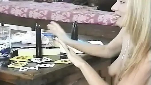 Heiße blonde schätzchen fingern und machen spielzeug zu explosiven orgasmen