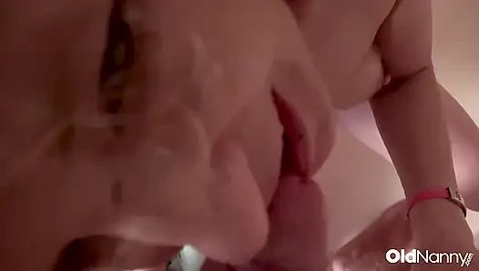 Oldnanny - tante rambut pirang keriting lagi asik nyepong kontol sambil bugil di kamar mandi