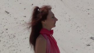 Danse avec un châle rouge dans une carrière de sable blanc