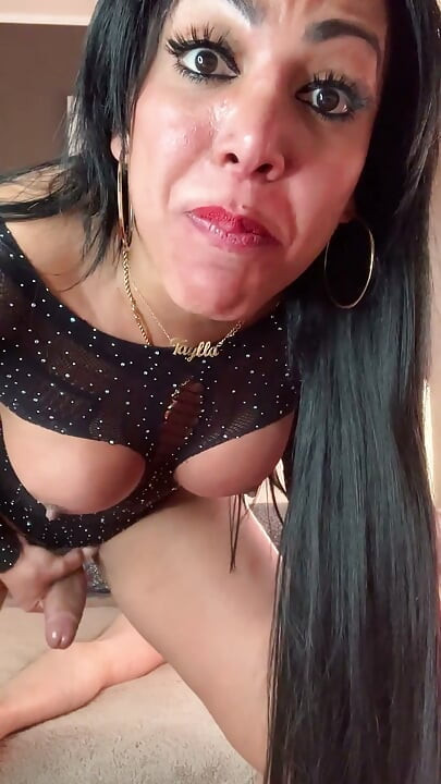 Aylla Gattina transforma a bunda de outro homem em uma buceta com seu bbc gigante
