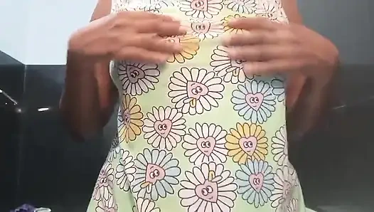 Горячая девушка Remido с удивительными большими сиськами и голодной киской с развлечением похоти Musterbation