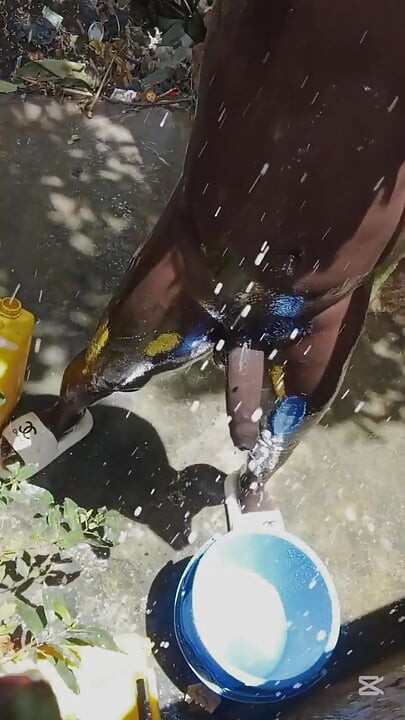 Gerçek açık havada duşta yarak masajı