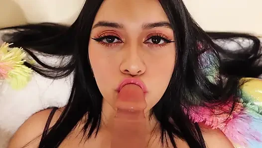 Aku lagi asik kakiku sambil lebar-lebar