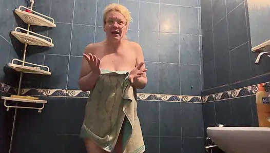 Соседку по комнате застукают наблюдая за ней в ванной и наказали