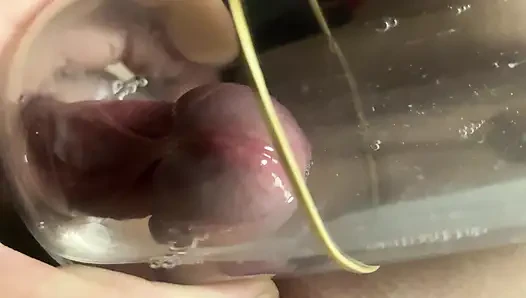 Seksi adam kadın gözleri için dölünü bir şişe su içinde topluyor.