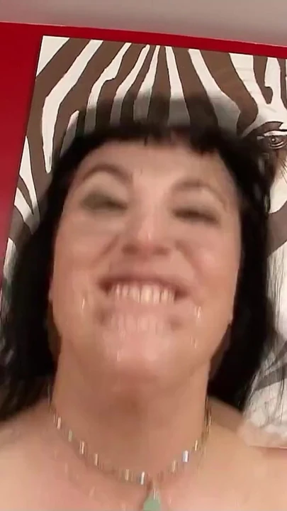 来自“毛茸茸的成熟克劳丁与她自己的小鸡巴丈夫的真正第一部色情片”的令人啪的时刻