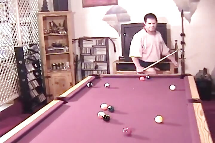 La giovane coppia calda si gode il sesso appassionato dopo la partita a biliardo