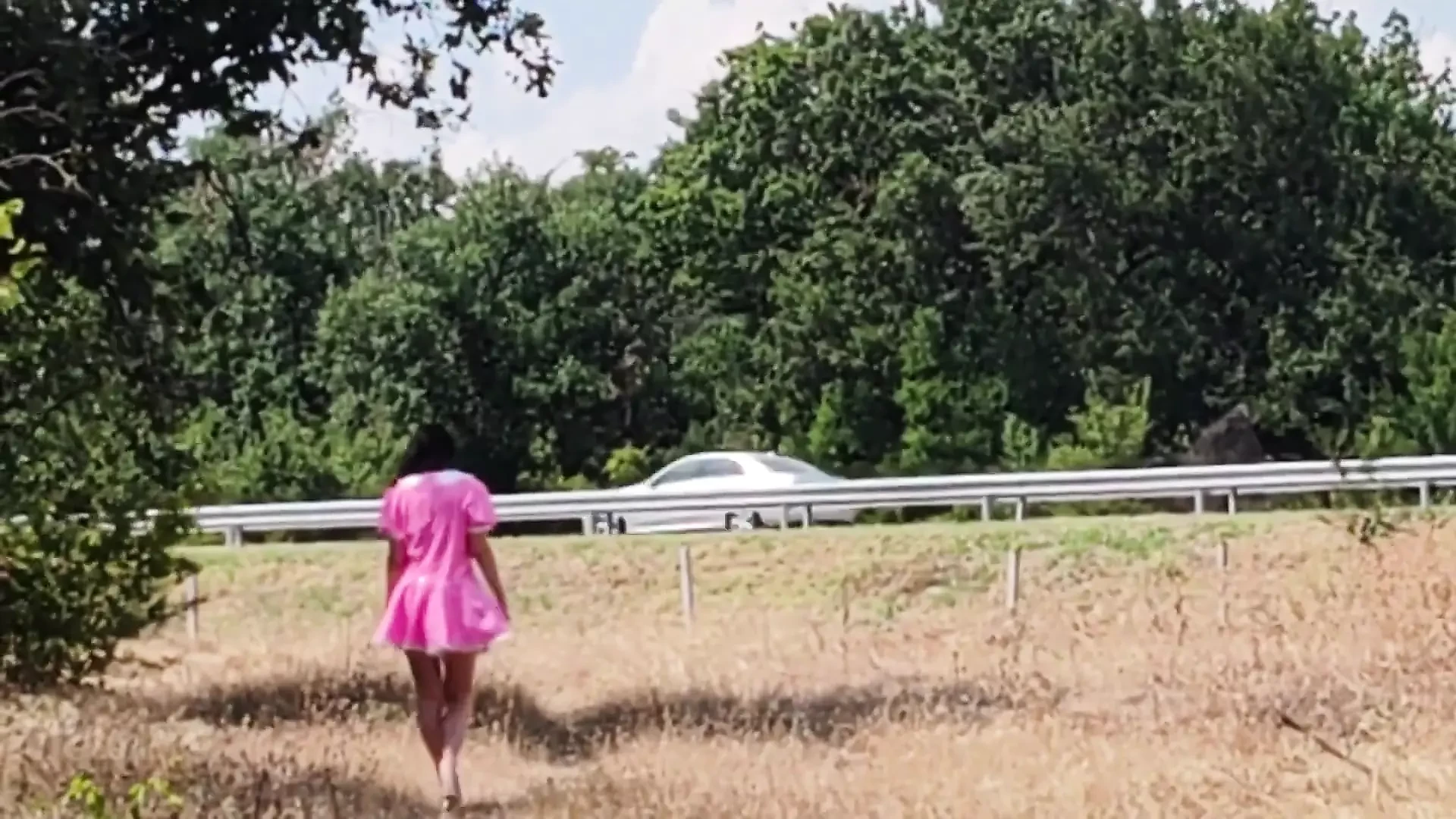 Budak seks ini pamer pantat pinknya di jalan raya